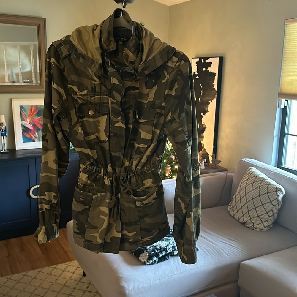 Camouflage print hooded jacket